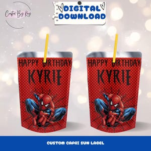 Pu&ograve; includere: Due etichette per sacchetti di succo Capri Sun rosse e argentate con una grafica di Spiderman. Le etichette riportano il testo "Happy Birthday Kyrie".