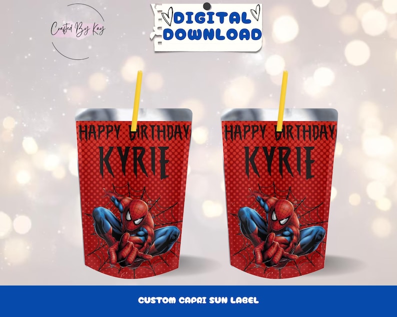 Pu&ograve; includere: Due etichette per sacchetti di succo Capri Sun rosse e argentate con una grafica di Spiderman. Le etichette riportano il testo "Happy Birthday Kyrie".