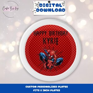 Pu&ograve; includere: Un design stampabile rosso e bianco per un piatto personalizzato da 20 cm di diametro con un personaggio di Spiderman e il testo "Happy Birthday Kyrie".