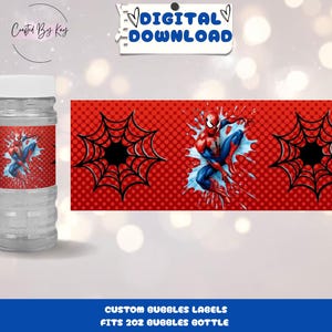 Pu&ograve; includere: Etichette per bottiglie di bolle di Spiderman stampabili. Le etichette presentano uno sfondo rosso con ragnatele nere e un personaggio di Spiderman in un costume rosso e blu. Il testo "CUSTOM BUBBLES LABELS FITS 20Z BUBBLES BOTTLE" &egrave; in basso nell'immagine.