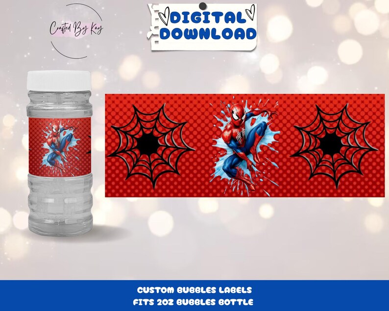 Pu&ograve; includere: Etichette per bottiglie di bolle di Spiderman stampabili. Le etichette presentano uno sfondo rosso con ragnatele nere e un personaggio di Spiderman in un costume rosso e blu. Il testo "CUSTOM BUBBLES LABELS FITS 20Z BUBBLES BOTTLE" &egrave; in basso nell'immagine.