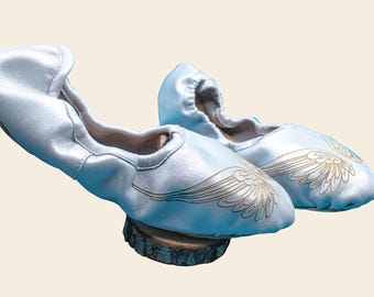 Handcrafted Leather Ballet Slippers with Elegant Wing Design – Soft and Flexible for Comfort