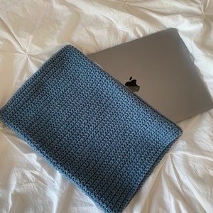Basic crochet laptop sleeve - written pattern BEGINNER FRIENDLY&lt;3