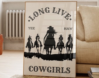 Könnte beinhalten: Ein beiger Poster mit schwarzem Text und Silhouetten von Cowgirls, die auf Pferden reiten. Der Text lautet "Long Live Cowgirls" mit "Yee" und "Haw" auf beiden Seiten der Silhouetten.