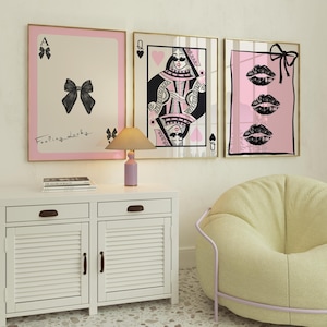 Juego de 3 impresiones artísticas de pared en color rosa moderno y preppy, impresión de reina de corazones, póster con lazo de carta de as, impresión artística de beso, impresiones de pared para dormitorio, descarga digital