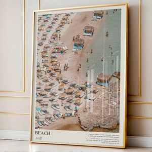 Pode incluir: Uma vista aérea de uma praia lotada com guarda-sóis e espreguiçadeiras coloridas. A praia é de areia e a água é clara e turquesa. A imagem está em um estilo vintage com uma paleta de cores desbotadas.