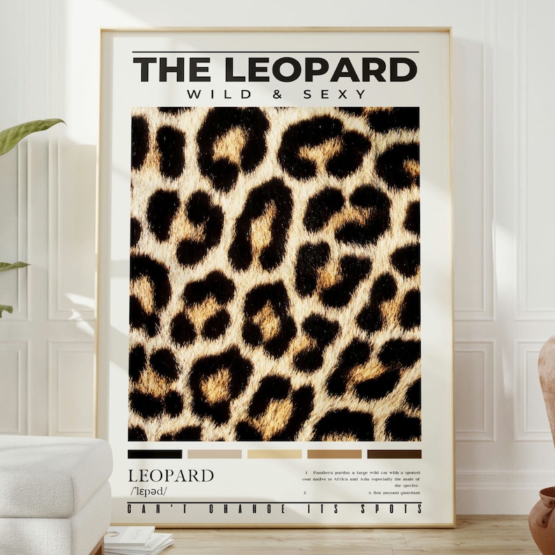 Op de afbeelding: Een poster met een luipaardprint. De poster heeft bovenaan de tekst "THE LEOPARD WILD & SEXY" en onderaan "LEOPARD /ˈlepəd/ CAN'T CHANGE ITS SPOTS".