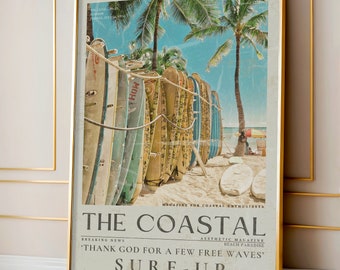 Pode incluir: Um pôster de estilo vintage com um fundo texturizado desbotado que apresenta uma fileira de pranchas de surf encostadas umas nas outras em uma praia de areia. O pôster tem o texto "THE COASTAL" em letras grandes e em negrito, com o lema "MAGAZINE FOR COASTAL ENTHUSIASTS" abaixo. O pôster também inclui o texto "BREAKING NEWS" e "THANK GOD FOR A FEW FREE WAVES'" em texto menor. O pôster tem uma moldura dourada.