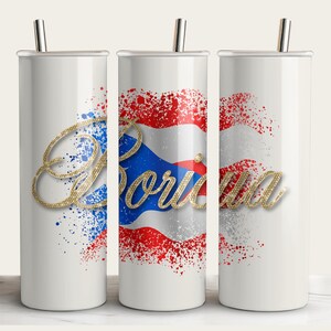 Puede incluir: Tres vasos de acero inoxidable blanco con un dise&ntilde;o de bandera puertorrique&ntilde;a roja, blanca y azul y letras doradas con purpurina que dicen "Borinquen".
