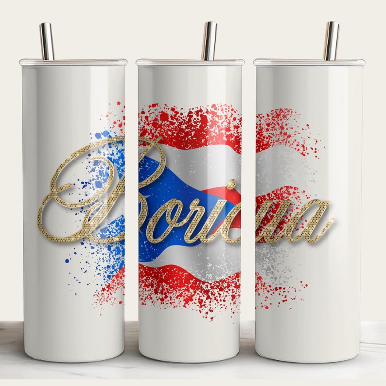 Puede incluir: Tres vasos de acero inoxidable blanco con un dise&ntilde;o de bandera puertorrique&ntilde;a roja, blanca y azul y letras doradas con purpurina que dicen "Borinquen".
