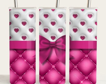 Può includere: Tre bicchieri in acciaio inossidabile con un design rosa e bianco. I bicchieri presentano uno sfondo bianco con cuori rosa, un nastro rosa con un fiocco e un motivo trapuntato rosa.