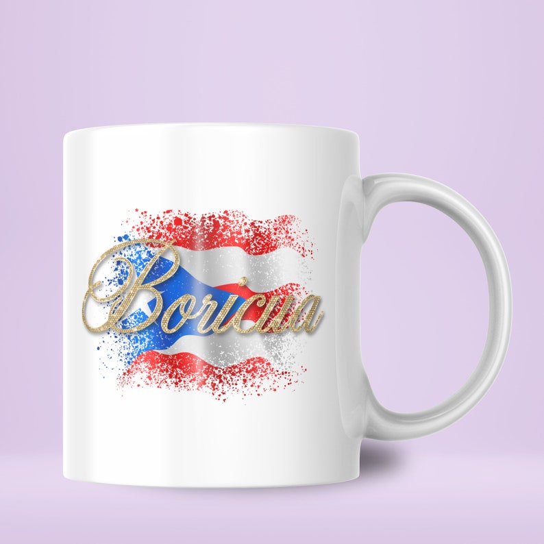 Puede incluir: Taza de cer&aacute;mica blanca con un dise&ntilde;o de la bandera puertorrique&ntilde;a en purpurina dorada y la palabra "Boricua" en purpurina dorada.