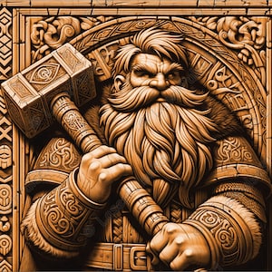 Op de afbeelding: Een gesneden houten beeld van een dwerg die een grote hamer vasthoudt. De dwerg heeft een lange baard en draagt een leren vest en een riem. De achtergrond is een gesneden houten frame met ingewikkelde ontwerpen.