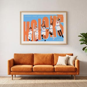 Op de afbeelding: Een rechthoekige wandkunstprint met vijf basketbalspelers in witte uniformen tegen een lichtblauwe achtergrond met grote oranje tekst die KNICKS leest. De spelers zijn afgebeeld in verschillende actiehoudingen, waaronder schieten en dribbelen.