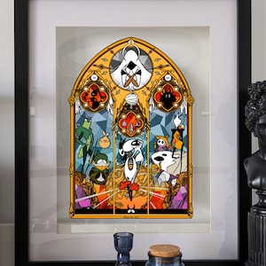 Puede incluir: Obra de arte enmarcada con un diseño de vidriera de personajes de dibujos animados en un marco negro. La obra de arte tiene una combinación de colores amarillo, naranja y azul. Un candelabro de cristal azul y un tarro azul con tapa de corcho están en primer plano.