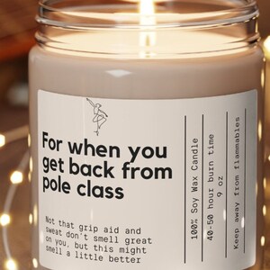 Può includere: Una candela di cera di soia marrone con un'etichetta bianca che recita "For when you get back from pole class". La candela pesa 9 once e ha un tempo di combustione di 40-50 ore. La candela è appoggiata su un sottobicchiere di legno.