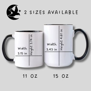 Puede incluir: Se muestran dos tazas de cer&aacute;mica blancas con asas y bordes negros. La taza m&aacute;s peque&ntilde;a mide 8,0 cm de ancho y 9,5 cm de alto. La taza m&aacute;s grande mide 8,7 cm de ancho y 11,7 cm de alto. El texto superior dice "2 SIZES AVAILABLE".