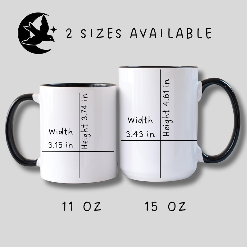 Puede incluir: Se muestran dos tazas de cer&aacute;mica blancas con asas y bordes negros. La taza m&aacute;s peque&ntilde;a mide 8,0 cm de ancho y 9,5 cm de alto. La taza m&aacute;s grande mide 8,7 cm de ancho y 11,7 cm de alto. El texto superior dice "2 SIZES AVAILABLE".