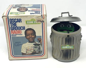 Vintage Sesame Street Oscar the Grouch Trash Can AM Transistor Radio 1970s w/Box