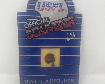Pin de solapa del casco de los Houston Gamblers de la USFL, año 1983, nuevo en su empaque original. Recuerdo de fútbol americano de los años 80. Artículo deportivo nuevo, sin usar.