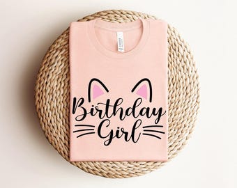 Op de afbeelding: Roze T-shirt met een zwarte kattenprint en de tekst "Birthday Girl".