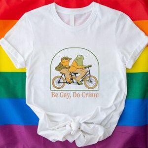 Trendy Pride Parade Shirt, Be gay do crime shirt, Funny LGBTQ T-Shirt, Gay Pride Outfit Gift, Funny Frog and Friend Shirt, Future is Queer Bild 6