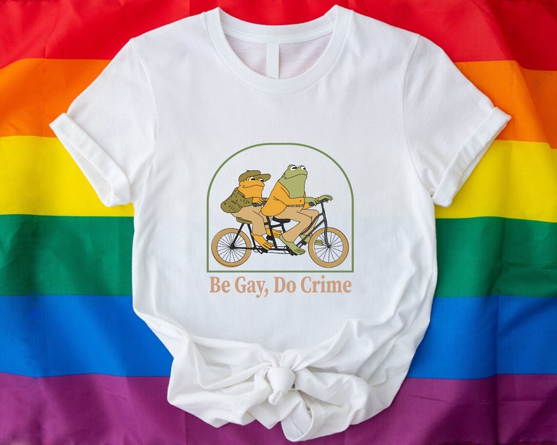 Trendy Pride Parade Shirt, Be gay do crime shirt, Funny LGBTQ T-Shirt, Gay Pride Outfit Gift, Funny Frog and Friend Shirt, Future is Queer Bild 6