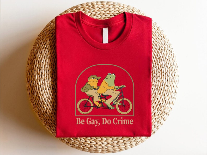 Trendy Pride Parade Shirt, Be gay do crime shirt, Funny LGBTQ T-Shirt, Gay Pride Outfit Gift, Funny Frog and Friend Shirt, Future is Queer Bild 2