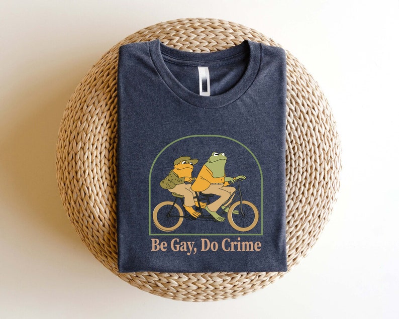 Trendy Pride Parade Shirt, Be gay do crime shirt, Funny LGBTQ T-Shirt, Gay Pride Outfit Gift, Funny Frog and Friend Shirt, Future is Queer Bild 5