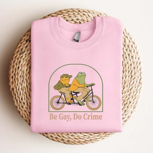 Trendy Pride Parade Shirt, Be gay do crime shirt, Funny LGBTQ T-Shirt, Gay Pride Outfit Gift, Funny Frog and Friend Shirt, Future is Queer Bild 4
