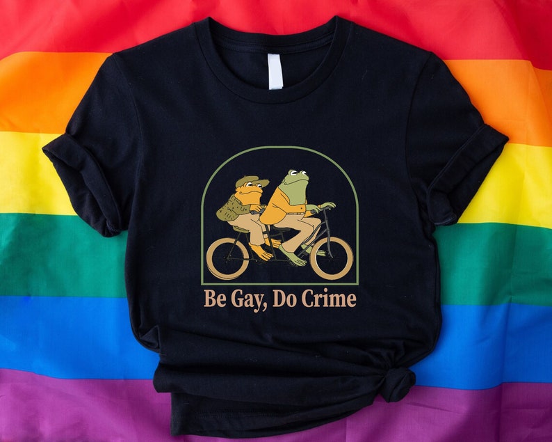 Trendy Pride Parade Shirt, Be gay do crime shirt, Funny LGBTQ T-Shirt, Gay Pride Outfit Gift, Funny Frog and Friend Shirt, Future is Queer Bild 1