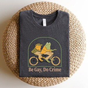 Trendy Pride Parade Shirt, Be gay do crime shirt, Funny LGBTQ T-Shirt, Gay Pride Outfit Gift, Funny Frog and Friend Shirt, Future is Queer Bild 3