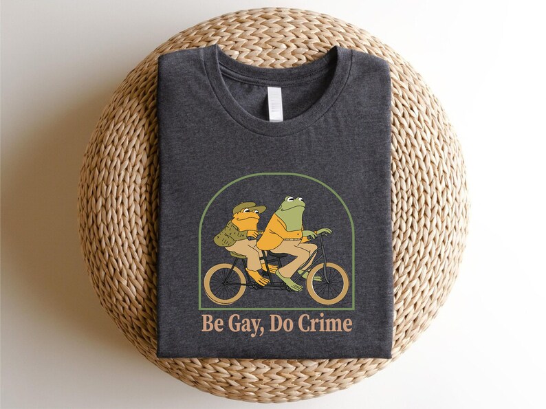 Trendy Pride Parade Shirt, Be gay do crime shirt, Funny LGBTQ T-Shirt, Gay Pride Outfit Gift, Funny Frog and Friend Shirt, Future is Queer Bild 3
