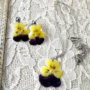 Real Violet Flower Earrings, Flower Epoxy Resin Earrings, Pansy Handmade Stud Earrings, Floral Earrings, February Birthflower, Gift for Her