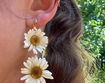 Pendientes de margaritas silvestres, pendientes de resina epoxi con flores, pendientes colgantes de manzanilla hechos a mano, pendientes florales, regalo para ella