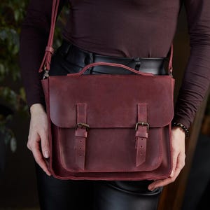彼女のためのカスタムレザーコンバーチブルバックパック。ヴィンテージシティ2in1バックパック。旅行に最適なコンバーチブルメッセンジャーバッグ。ダークアカデミアバックパック