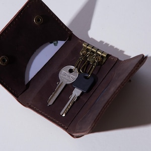 Cartera llavero de cuero marrón. Estuche compacto para llaves con ranuras para tarjetas y efectivo. Cartera triple hecha a mano para hombre. Regalo de aniversario.