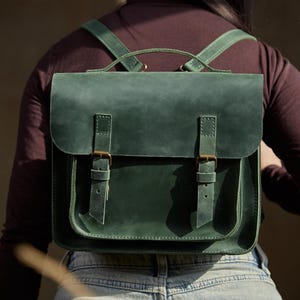 Personalisierter 2in1 Lederrucksack für Damen. Wandelbare Laptoptasche & Umhängetasche. Vintage Umhängetasche Schultertasche. Dark Academia Rucksack