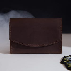 Porte-cartes de tarot magnétique en cuir. Support de jeu de cartes personnalisé pour Oracle ou Tarot. Revêtement de pont en cuir. Pochette divinatoire sorcière. Cadeau pour elle