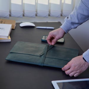 Custodia per MacBook in pelle verde. Custodia per laptop fatta a mano per MacBook Air 13″ 2024 e Pro 13″. Custodia sottile in pelle personalizzata per laptop.