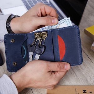Carteira de couro com porta-chaves para homens. Organizador compacto de chaves com bolso para moedas e dinheiro. Presente para pai ou marido. Disponível em 7 cores.