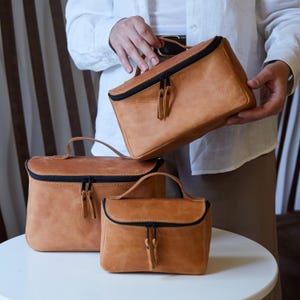 レザー製レディースメイクアップバッグ - 彼女のためのパーソナライズされたドップキット - ハンドメイドコスメティックバッグ