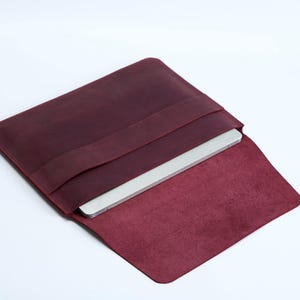 Funda de piel burdeos para Macbook - Funda blanda personalizada para portátil - Regalo para compañeros de trabajo