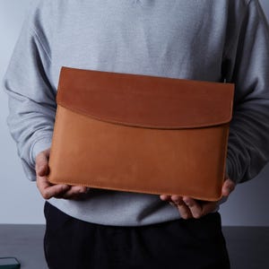 Cartella in pelle personalizzata per documenti A4. Portadocumenti personalizzato con nome o logo. Cartella minimalista per l'uso quotidiano in ufficio o a scuola.