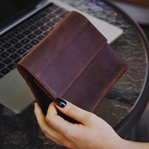ハンドメイドレザーケーブルオーガナイザー – ケーブル、充電器、技術アクセサリー用のコンパクトなコードホルダー – スタイリッシュな旅行用収納ソリューション