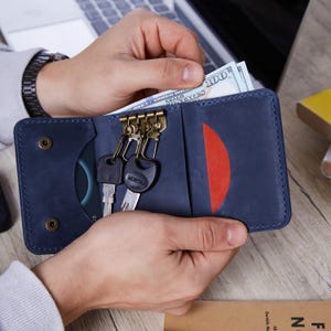 パーソナライズされたカスタムレザーキーホルダー - 父の日の特別なギフト。彼にはブルーのレザーカードホルダー、お父さんにはヴィンテージレザーキーホルダー