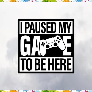 Pode incluir: Gráfico em preto e branco com o texto "I PAUSED MY GAME TO BE HERE" e um ícone branco de um controle de videogame. O texto está em negrito e o controle está integrado na palavra "GAME".
