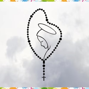 Op de afbeelding: Een zwart-witte lijntekening van een vrouw met een halo, omringd door een rozenkrans. De afbeelding is geplaatst tegen een bewolkte lucht.