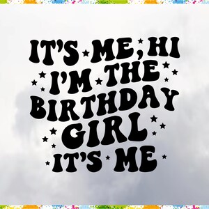Op de afbeelding: Zwarte en witte grafische tekst die "It's me, hi I'm the birthday girl It's me" leest met sterren rond de tekst.