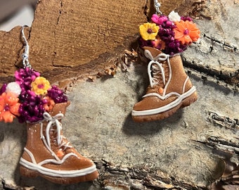 Botas de caminhada com flores silvestres e flor de fireweed. Feitas de argila de polímero e codificadas em uma resina UV Alaska Lost Wilderness